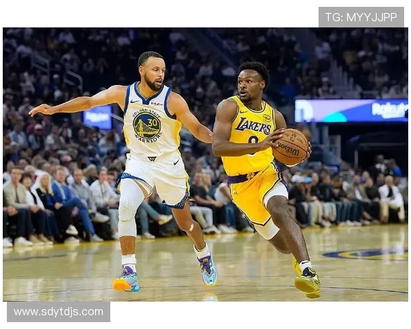 库里弧顶接球失去重心却依然精准命中布朗尼面前三分球